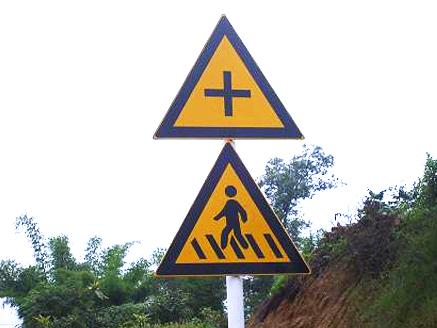 道路標(biāo)識(shí)牌需跟緊新農(nóng)村建設(shè)步伐