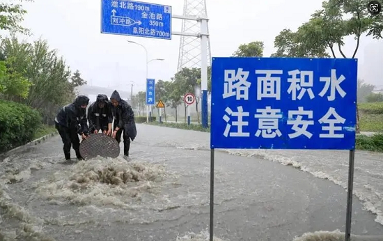 暴雨中的交通標(biāo)牌